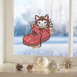 Fensterbilder|Die moderne Hausfrau Fensterbild-Stickerei aus Plauener Spitze Katze im Weihnachtsschuh