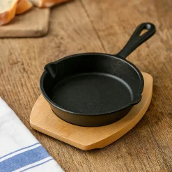 Pfannen|Die moderne Hausfrau Freyersbacher Gusseisenpfanne 15 cm, Emaille Bratpfanne | mit Brett und Tuch