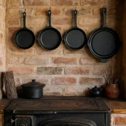 Pfannen|Die moderne Hausfrau Freyersbacher Gusseisenpfanne 15 cm, Emaille Bratpfanne | mit Brett und Tuch