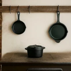 Töpfe|Die moderne Hausfrau Freyersbacher Mini Cocotte 12x8,5 cm Gusseisen, Kleiner Emaille Topf | Oval, mit Brett und Tuch