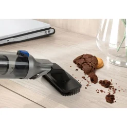 Staubsauger|Die moderne Hausfrau Hand und Bodenstaubsauger 