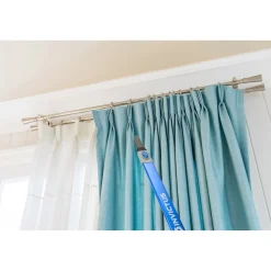 Staubsauger|Die moderne Hausfrau Hand und Bodenstaubsauger 