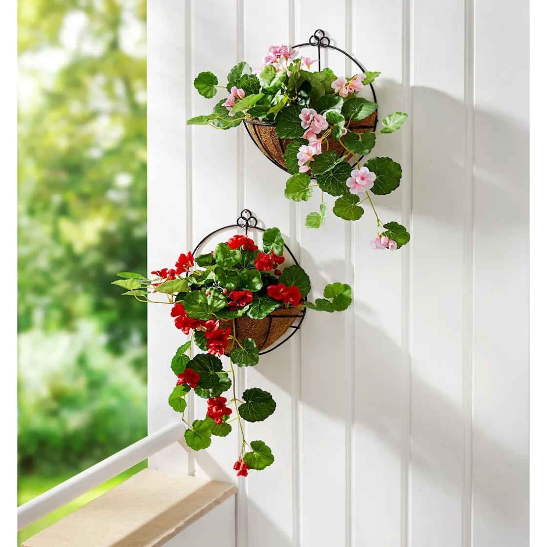 Dekofiguren|Die moderne Hausfrau Hängegeranie im Metallgestell rosa