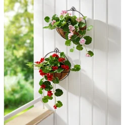 Dekofiguren|Die moderne Hausfrau Hängegeranie im Metallgestell rot